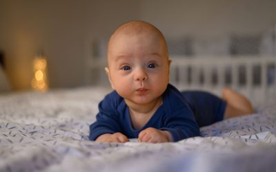 De ce trebuie bebelușul să petreacă timp pe burtică atunci când este treaz